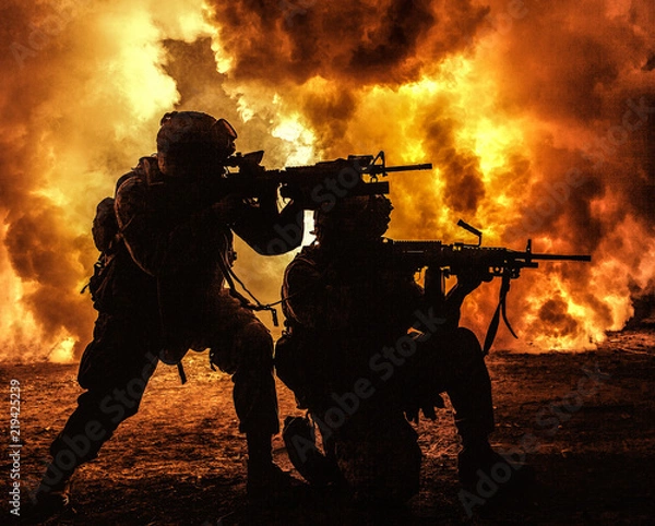 Obraz Sylwetki dwóch żołnierzy armii, zespół US marines w akcji, otoczony ogniem i dymem, strzelający z karabinu szturmowego i karabinu maszynowego, atakujący przeciwnika ogniem tłumiącym podczas misji ofensywnej