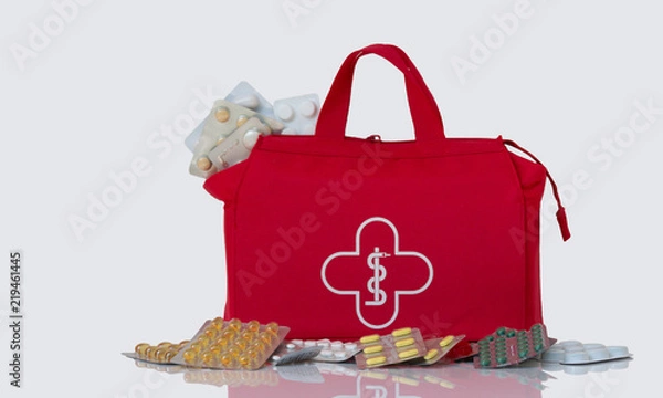 Obraz rote Arzttasche mit Tabletten