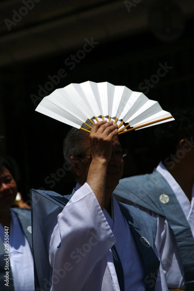 Fototapeta 扇子を日よけにする