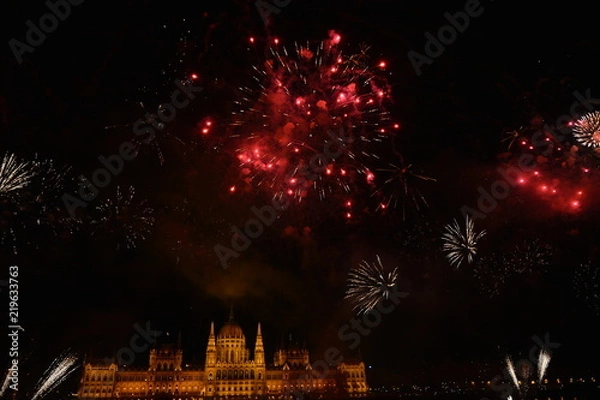 Fototapeta the night with fireworks August 20, which can be enjoyed in Budapest from any of the banks of the Danube, in a wide area that goes from Margarita Island to beyond the bridge of the Chains