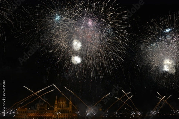Fototapeta the night with fireworks August 20, which can be enjoyed in Budapest from any of the banks of the Danube, in a wide area that goes from Margarita Island to beyond the bridge of the Chains