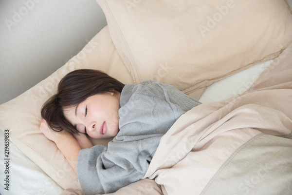 Obraz 睡眠・女性・バスローブ