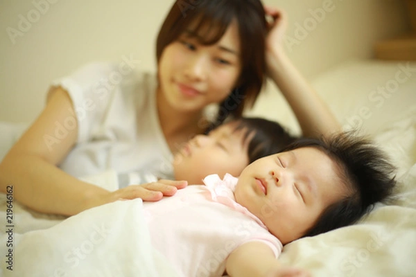 Fototapeta お昼寝する親子