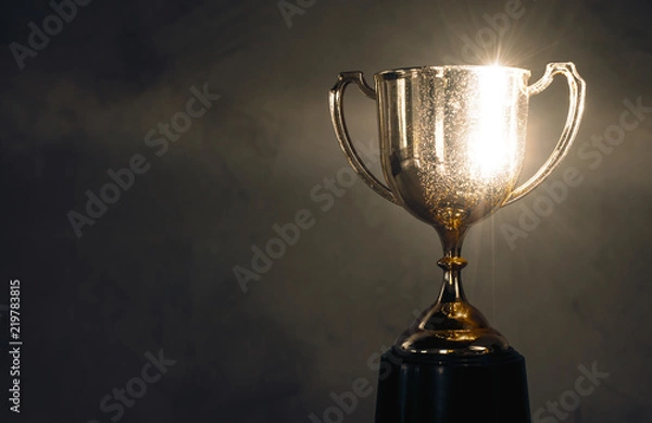 Fototapeta mistrz złote trofeum umieszczone na drewnianym stole