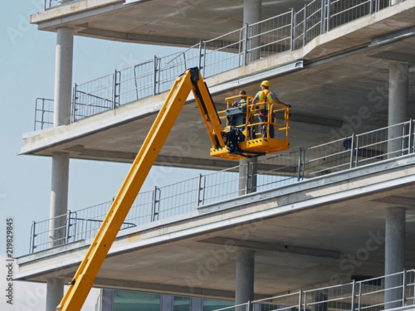 Fototapeta Arbeiter bei der Montage auf einer Arbeitsbühne