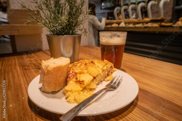 Fototapeta Pintxo o tapa de tortilla de patatas