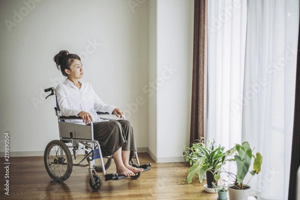 Fototapeta 車椅子生活と女性