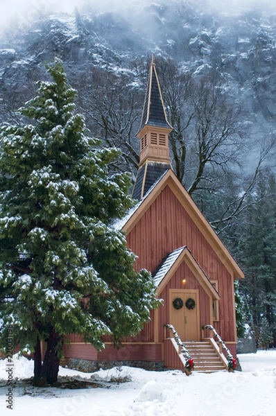 Fototapeta The Yosemite Valley Chapel on a snowy winter day.