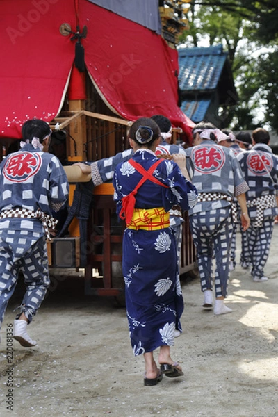 Fototapeta 山車蔵に帰って行く山車