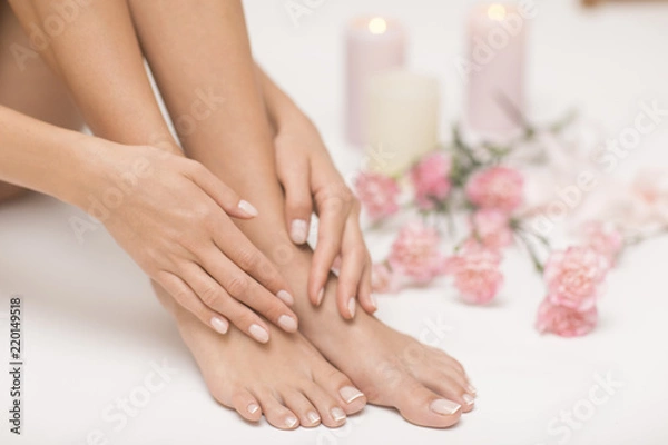 Fototapeta Obraz idealnie wykonanego manicure i pedicure. Kobiece ręce i nogi w miejscu spa.