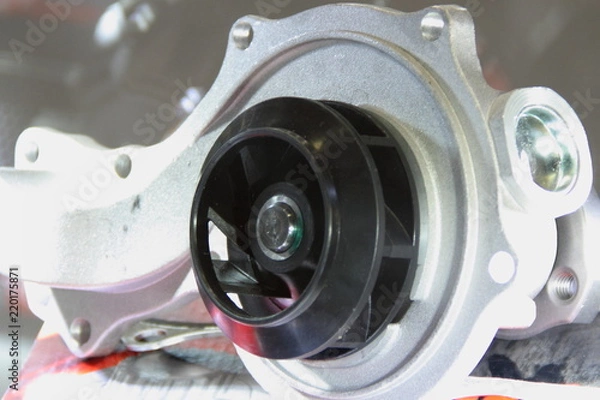 Obraz Części samochodowe - nowa pompa wody chłodzącej samochód z plastikowym wirnikiem w aluminiowej obudowie