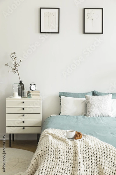 Fototapeta Croissant i kawa na śniadanie na kocu na łóżku w pastelowym kolorze wnętrza sypialni. Stolik nocny przy łóżku. Prawdziwe zdjęcie.