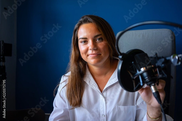 Fototapeta mujer grabando un podcast en un estudio