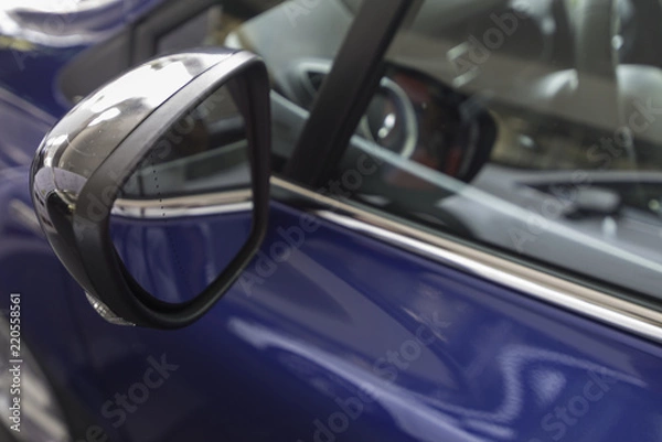 Fototapeta specchietto retrovisore di un auto di colore blu