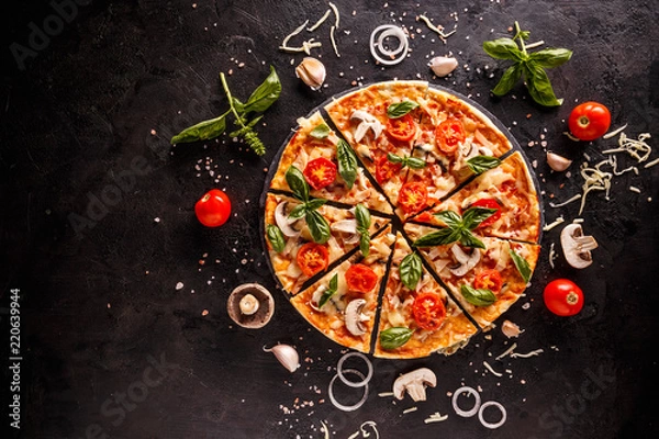 Obraz Smaczna pizza z wiśniami, cebulą i grzybami na czarnym tle
