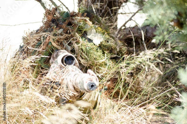 Obraz Kombinezon snajperski w pozycji leżącej, klęczącej, bez podparcia, ukryj się w buszu widok z przodu na zewnątrz
