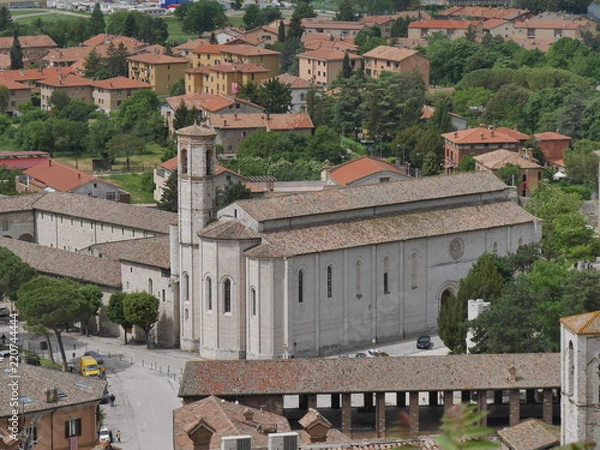 Obraz Gubbio - Piazza Quaranta Martiri e chiesa San Francesco