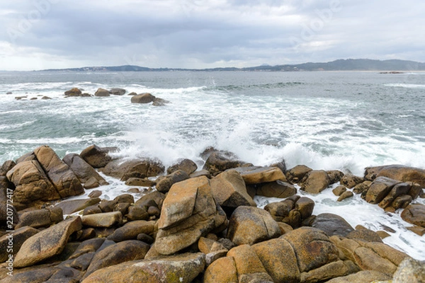 Obraz waves crashing against rocks