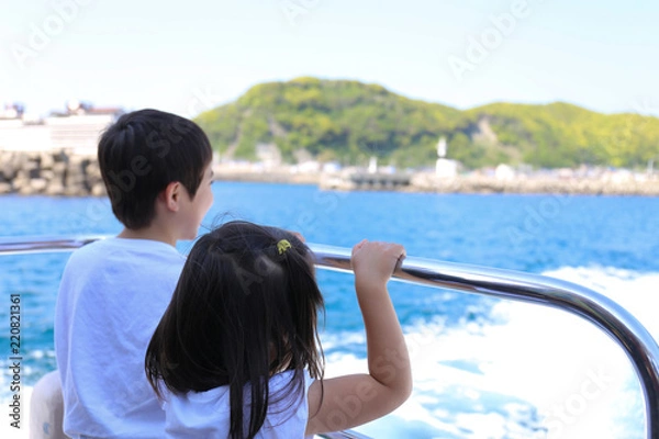 Obraz 船尾から海を眺める兄妹