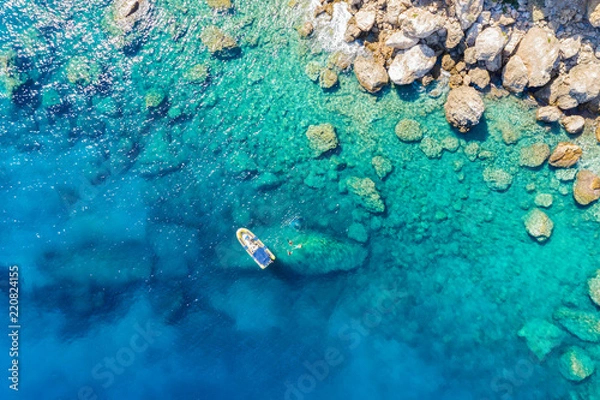 Fototapeta Boot mit Tauchern und Schnorchelern an der Küste der Ägäis mit türkisem Meer