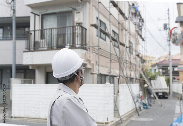 Fototapeta 工事現場イメージ・腕組みをする施工管理責任者