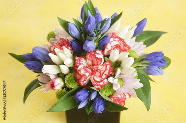 Fototapeta リンドウ、カーネーション、小菊のフラワーアレンジメント