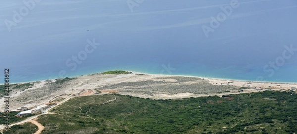 Fototapeta Costa con verde e acqua