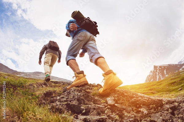 Fototapeta Koncepcja trekkingowa dwóch turystów idących w góry