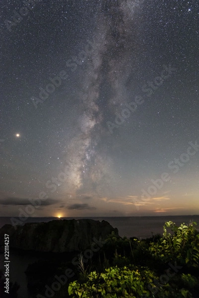 Fototapeta あいあい岬から月光が残る西の空と夏の天の川