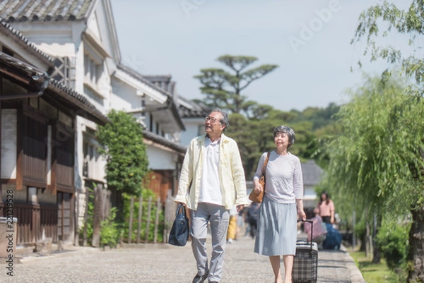Obraz 旅行を楽しむシニア夫婦