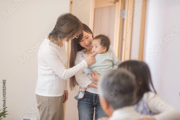 Fototapeta リビングで孫を出迎えるシニア夫婦