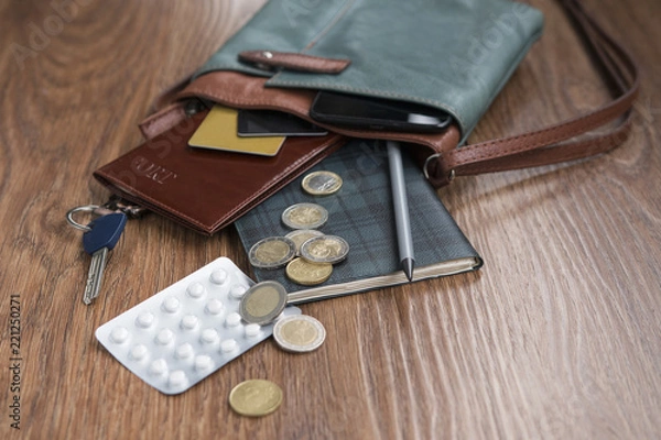 Obraz Search of tablets in a handbag. The contents of the handbag