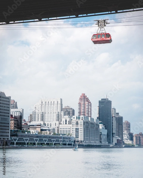 Obraz Floating over the East River
