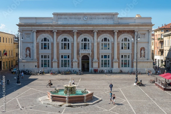 Obraz Palazzo storico nella piazza centrale di una piccola città di Pesaro in italia, si vede anche una fontana con i cavalli