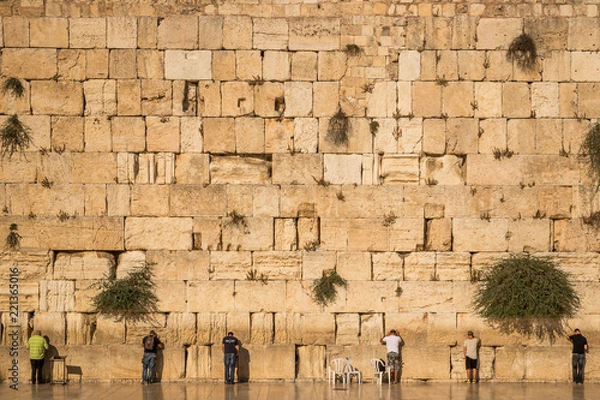 Obraz Żydzi modlący się pod Ścianą Płaczu. Ściana Płaczu, zwana Ścianą Płaczu lub Kotel, jest pozostałością po Wzgórzu Świątynnym i najświętszym miejscem dla Żydów