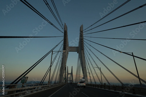 Fototapeta 夕暮れ時の瀬戸大橋　車中からの撮影(櫃石島橋)