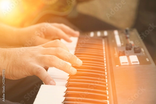Obraz keyboard player in the sun