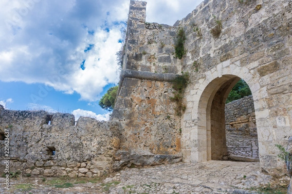 Fototapeta Castle of saint George in Kefalonia, Greece. The castle was built on a hiltop by Byzantine Emperors in the 12th century. The Venetians gave its final form in the 16th century.