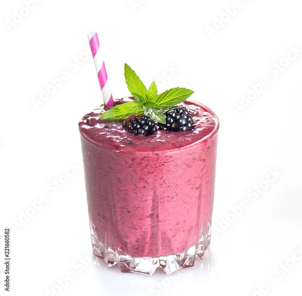 Fototapeta smoothies jeżynowe sok smaczny zdrowy napój w szklance, pić rano na białym tle.