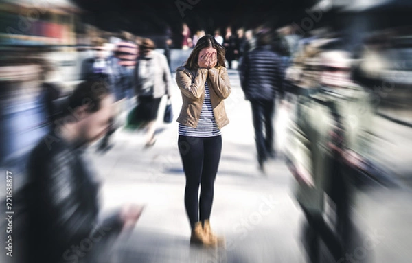 Fototapeta Atak paniki w miejscu publicznym. Kobieta z lękiem napadowym w mieście. Koncepcja psychologii, samotności, strachu lub zdrowia psychicznego. Przygnębiona smutna osoba otoczona ludźmi spacerującymi po ruchliwej ulicy.