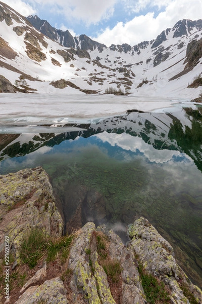 Fototapeta Vue du lac de Trécolpas encore gelé