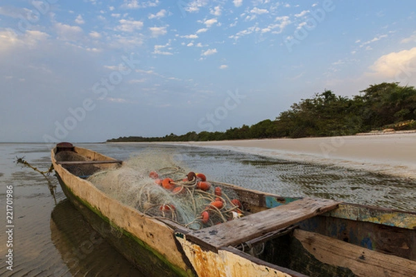 Fototapeta Tradycyjne kajaki rybackie na plaży na wyspie Orango o zachodzie słońca, w Gwinei Bissau. Orango jest częścią archipelagu Bijagos; Koncepcja podróży w Afryce i wakacjach letnich