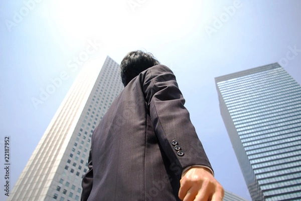 Fototapeta ビルを見上げるビジネスマン