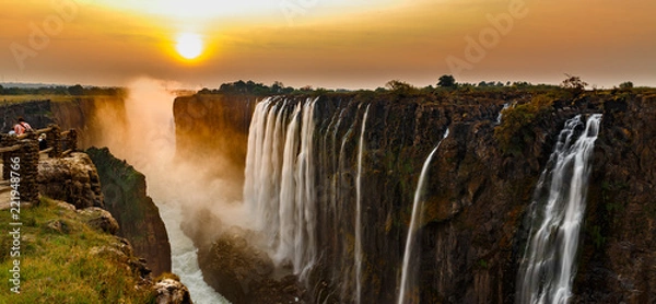 Fototapeta Victoria Falls Sunset panorama z pomarańczowym słońcem i turystami