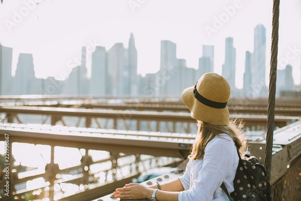 Obraz Young woman standing on brooklyn bridge in New York nwith the view of Manhattan