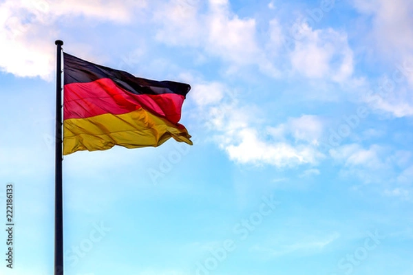 Fototapeta eine Deutschlandfahne vor blauem Himmel