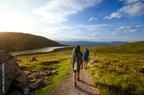 Fototapeta Tourist friends on a top of mountains in a Scottish Highlands. Scotland nature. Tourist people enjoy a moment in a nature.
 Tourists favourites place in Scotland - Isle of Skye.