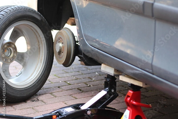 Obraz Radwechsel mit Rangierwegenheber und Stütze