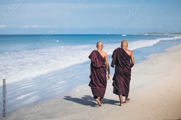 Fototapeta Moines Bouddhiste Balade promenade sur la plage au Sri Lanka Trincomalay