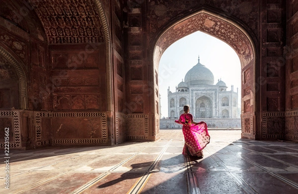 Fototapeta Kobieta w sari w Taj Mahal